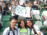 Da esquerda para a direita: Fabiana Sabrina e Silvane. Em p, da esquerda para a direita: Jhustin e Marcelo. Foto tirada no jogo contra o coxa, em que o Figueira ganhou por 2X0.