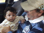 Maria Luiza Coelho Damiani e seu av Nelson Damiani, moradores de So Jos, passeando no Beiramar Shopping.  