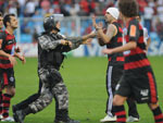 Torcedor do Flamengo invade o campo da Ressacada e  retirado pela Polcia Militar