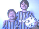 William, 9 anos, e Adriano, 5, so gremistas roxos 