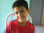 O filho do Gabriel posa pra foto