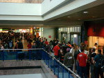 A espera no porto de embarque aumentou no fim da tarde de tera-feira. A fila no embarque ultrapassou os balces do check-in e seguiu at as escadas do aeroporto