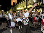 O terceiro desfile da 27 Oktoberfest, nesta quarta-feira  noite, teve menos participao que sbado, mas igualmente animou a Rua XV, num esquenta para a festa no Parque Vila Germnica