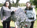 Carla e Elza posando com a esttua!