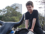 Lucas domando a vaca 