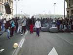 Estudantes em Lyon montaram barricadas com lixeiras para protestar contra a reforma previdenciria 