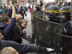 Em Lyon, estudantes universitrios que tambm protestam contra a reforma, entram em conflito com policiais
