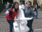 Priscila e Bruna em frente ao Mercado Pblico 