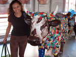 Fernanda, no Cameldromo, com a vaca Fuxico