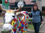 Noeli  apaixonada por arte e adorou as vaquinhas, que so muito lindas. Essa fica em frente ao shopping Lindoia