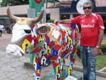 Caio posa com uma das obras de arte da Cow Parade. Ele conta que gostou muito dos trabalhos