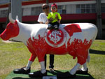 Heitor e Hiplito com a vaquinha Cowlorada, no Beira-Rio