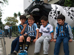 Os primos posando com a vaquinha no Olmpico!