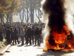 Manifestantes incendiaram carros em protesto