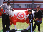 Fabiana, Gabriel e Joo Silveira ao lado da vaquinha colorada!