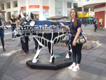 Franciele posando com a vaca na Rua da Praia!