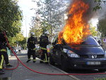 Protestantes incendeiam carros e colocam fogo em pneus no pas