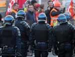 Policiais acompanham protestos no norte da Frana