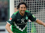 Borussia Mnchengladbach 1x4 Werder Bremen – Longe do topo da tabela, o Werder Bremen goleou fora de casa. Pizarro marcou o ltimo da partida