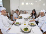 Provando a receita: Matheaus Johann Calbuch (E), Samia Frants (E) , Guilherme Buchmann (D), Raquel Heidrich, (D).