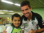 Este  meu filho, ele foi esperar o figueira no aeroporto e teve o grande prazer de encontrar seus grandes idolos.