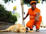 Durante a caminhada, Alemo escolta o carrinho laranja