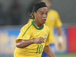 No segundo tempo Ronaldinho foi substituido pelo meia Douglas