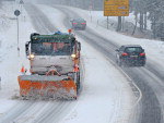 Patrola retira neve da estrada para evitar acidentes prximo  cidade de Oberhof, na Alemanha