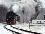 Trem segue entre os campos cobertos de neve em Wernigerode, na Alemanha