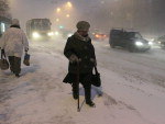 Ruas ficaram cobertas de neve em Murmansk, na Rssia