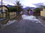 Tatiane eller, moradora da rua Santa Filomena no Bairro Ariri, em Palhoa, reclama que basta chover apenas uma hora para a rua virar um rio. As pessoas precisam sair de suas casas e, se chover, ficam ilhadas. Ela pede providncias.