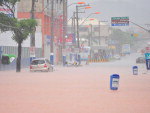 Chuva forte alaga ruas das cidades do litoral.  Bairro dos Estados, rua da rodoviria, em Balnerio Cambori
