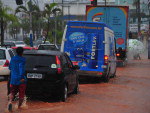 Chuva forte alaga ruas das cidades do litoral.  Bairro dos Estados, rua da rodoviria, em Balnerio Cambori