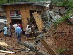 Deslizamento de terra desloca casa na Rua 22 de Julho, no Bairro Itoupava Norte
