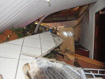 Deslizamento de terra no Bairro Fazenda atinge casa e deixa familia desabrigada. Cozinha da casa ficou destruda