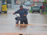 Chuva forte alaga ruas das cidades do litoral.  Bairro Monte Alegre em Cambori