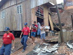Deslizamento de terra desloca casa na Rua 22 de Julho, no Bairro Itoupava Norte
