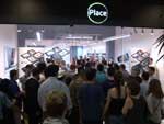 Clientes formaram fila para comprar o iPad na loja iPlace, em Porto Alegre