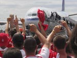 Torcida recepciona o time no aeroporto