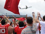 Torcedores vibram enquanto o avio colorado decola em Porto Alegre