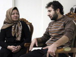 Iraniana e seu filho Sajad, no ptio de sua casa em Osku, noroeste do Ir