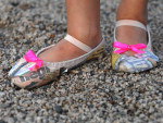 Mariani Marian de Souza, 9 anos, usa roupa confeccionada pela me Roberta Marian de Souza com pginas do jornal Hora de Santa Catarina.