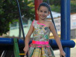 Mariani Marian de Souza, 9 anos, usa roupa confeccionada pela me Roberta Marian de Souza com pginas do jornal Hora de Santa Catarina.