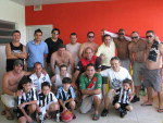 Festa de fim de ano da galera do Futebol de Quinta 2010 que foi nesse sbado (18/12/2010). Identificando da esquerda para a direita. Em p: Jlio, Rodrigo, Marco, Alexandre, Paulo, Giovani, Mano, Marcionei, Diogo. Meio Agaxados no centro: Wallace e Flix. Agaxados: Roberto, Marquinhos, Gui, Flvio, Joo Marcelo e mais as crianas da turma. Parabns galera pela amizade que compartilhamos durante o ano e que 2011 seja ainda melhor para todos. Paulo Correa dos Santos.