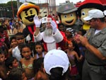 Enquanto os pequenos da creche recebiam os presentes, as outras crianas da comunidade puderam montar nos cavalos, ouvir a banda da Brigada e at passear no caminho dos Bombeiros.