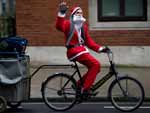 Em Londres, entregador de sanduches trabalhou fantasiado de Papai Noel