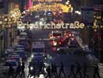 Dois dias antes do Natal, rua de Berlim ficou iluminada por carros e vitrines de lojas