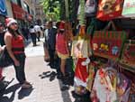 Vendedoras com trajes de Natal trabalharam nas ruas de Santiago, Chile