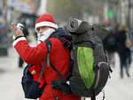Homem vestido de Papai Noel passeou pelas ruas de Paris na quarta-feira, 22 de dezembro