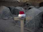 Gorro de Papai Noel foi fotografado entre as barracas de soldados americanos, no Afeganisto